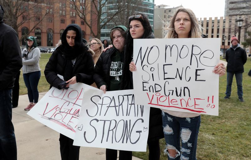 &copy; Reuters. Imagen de archivo. Estudiantes de la Universidad Estatal de Michigan protestan frente al Capitolio Estatal contra las armas, luego de un tiroteo masivo de ocho estudiantes de MSU el lunes en el campus, en Lansing, Michigan, EE. UU. 15 de febrero de 2023. 