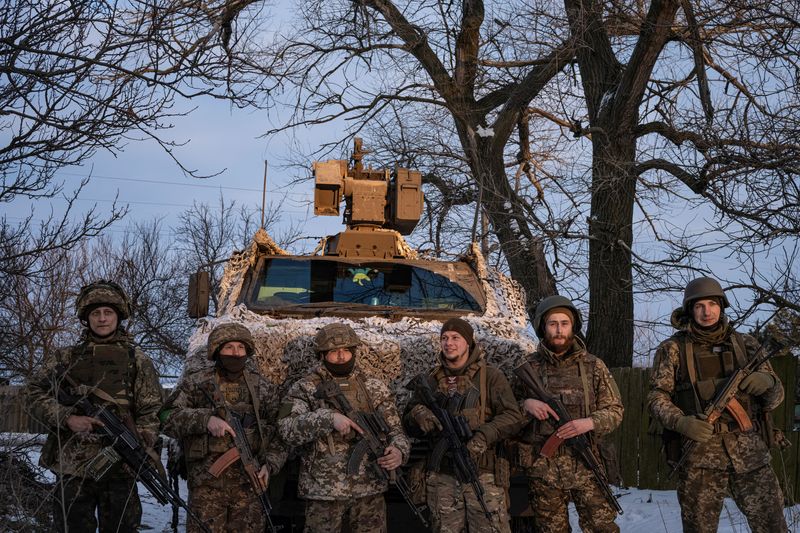 © Reuters. جنود أوكرانيون يقفون أمام مدرعة بالقرب من باخموت بمنطقة دونيتسك يوم الخميس. تصوير:
ماركو دوريتسا - رويترز.