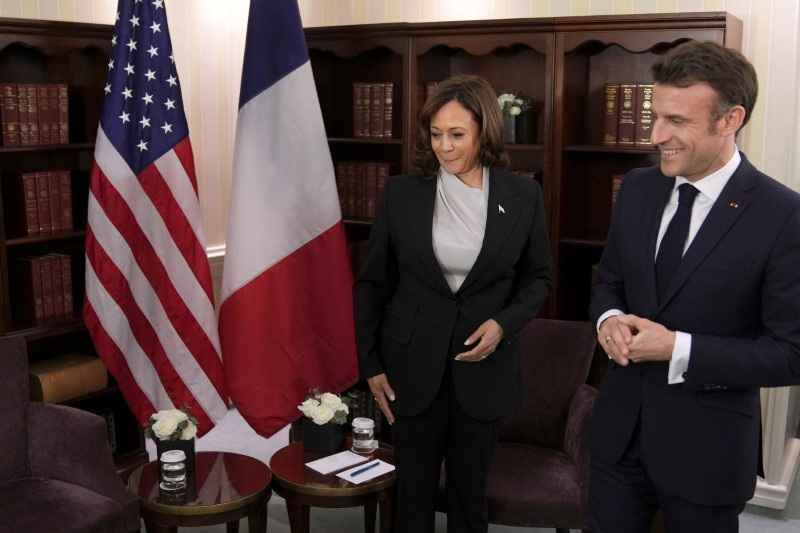 © Reuters. U.S. Vice President Kamala Harris meets with French President Emmanuel Macron as they attend the bilateral meeting at the Munich Security Conference in Munich, Germany February 17, 2023. Michael Probst/Pool via REUTERS