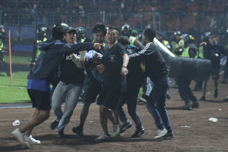 &copy; Reuters.   インドネシア警察が１７日、無観客開催が決定したサッカーの試合に数百人のファンが押し寄せたため、群衆を追い散らすために放水銃と催涙ガスを使用したことが分かった。マランで２