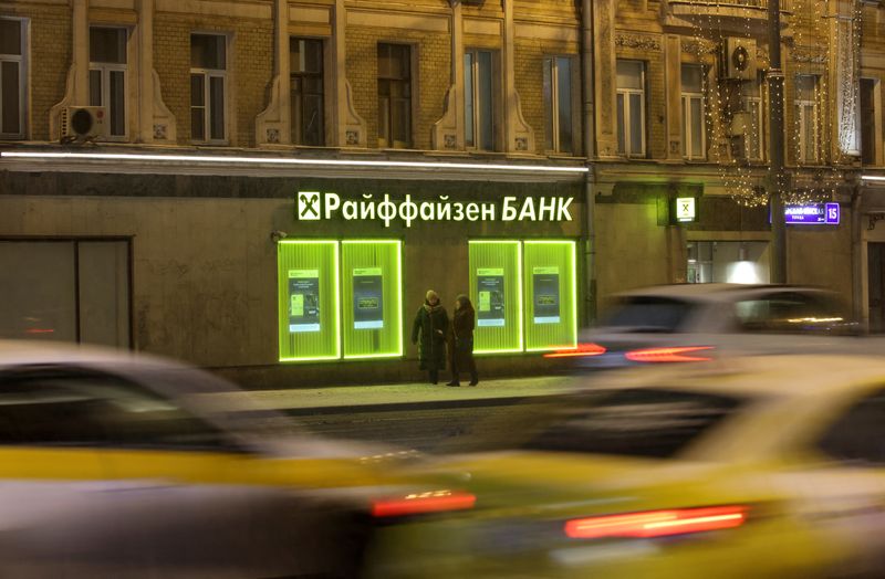 © Reuters. FILE PHOTO: Cars drive past a branch of Raiffeisen Bank in Moscow, Russia, February 11, 2023. REUTERS/Tatyana Makeyeva