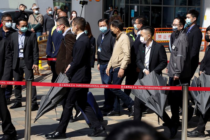 &copy; Reuters. وفد من المسؤولين الصينيين يخرج من صالة الوصول في مطار سونجشان بتايبه في زيارة للعاصمة التايوانية يوم السبت. تصوير: كارلوس جارسيا رولينز - رو