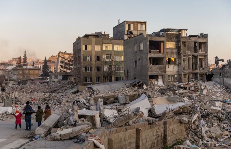 &copy; Reuters. باحثون بين أنقاض البيوت عن ناجين من آثار الزلزال المدمر الذي ضرب سوريا وتركيا في هذه الصورة التي التقطت في كهرمان مرعش بتركيا يوم الجمعة. تص