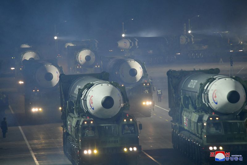 &copy; Reuters. صواريخ يجري عرضها في استعراض عسكري في بيونجيانج يوم الثامن من فبراير شباط 2023 لإحياء الذكرى الخامسة والسبعين لتأسيس جيش كوريا الشمالية. صورة