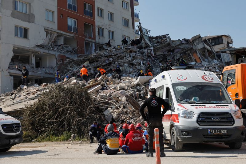 &copy; Reuters. Equipes de resgate trabalham no local em que um prédio desabou após o terremoto, em Antakya, Turquia, 
18/02/2023. 
REUTERS/Maxim Shemetov