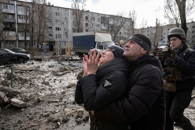 &copy; Reuters. Foto de archivo de una mujer luego de que su hermano fuera rescatado de un edificio dañado por un ataque ruso en Pokrovsk, en la región ucraniana de Donetsk 
 Feb 15, 2023. REUTERS/Marko Djurica 