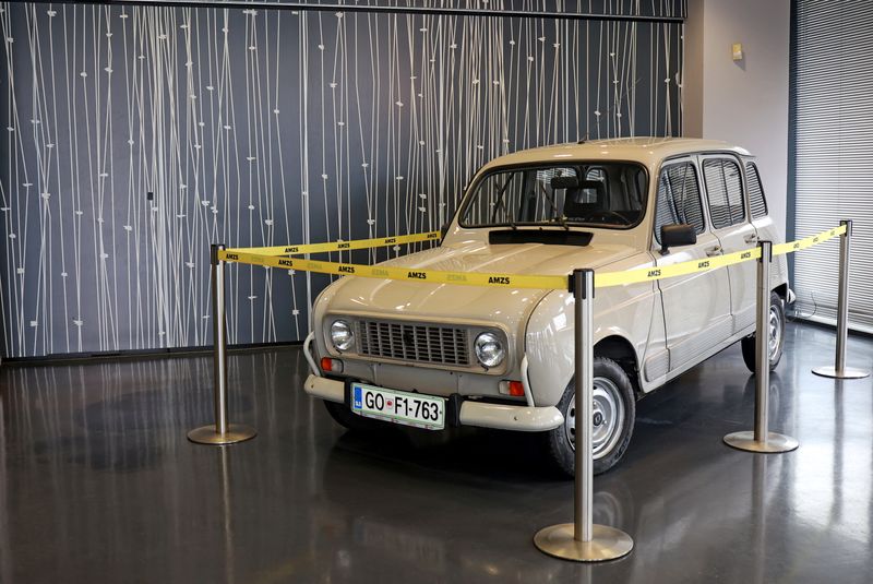 &copy; Reuters. FILE PHOTO: 30 year old Renault 4 put on auction by former Slovenian President Borut Pahor reaches a price at the auction of 60,000 euro in Vransko, Slovenia, January 18, 2023. REUTERS/Borut Zivulovic