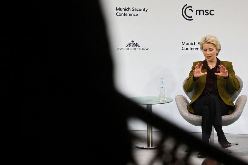 &copy; Reuters. رئيسة المفوضية الأوروبية أورسولا فون دير لاين تتحدث في مؤتمر ميونيخ للأمن بالأمانيا يوم السبت. تصوير: فولفجانج راتاي - رويترز.