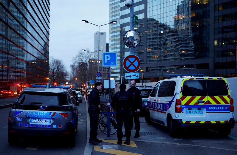 © Reuters. Police forces secure the area after a security issue in a commercial center at La Defense business district near Paris, France, February 18, 2023. REUTERS/Sarah Meyssonnier