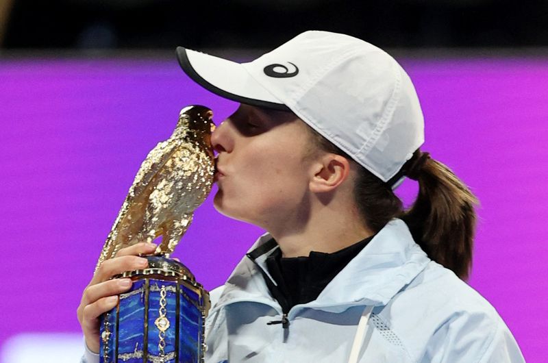 &copy; Reuters. لاعبة التنس البولندية إيجا شيانتيك تحتفل بكأس بطولة المفتوحة للتنس في الدوحة يوم السبت. تصوير: إبراهيم العمري - رويترز.
