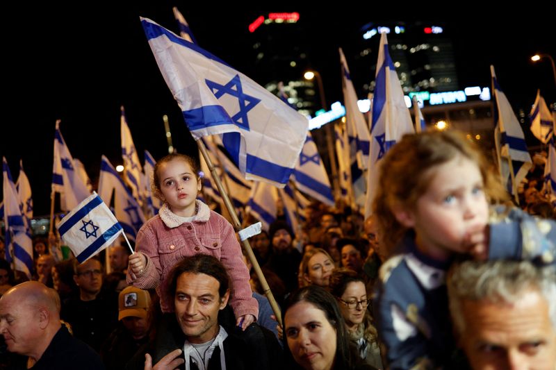 &copy; Reuters. Foto del sábado de una marcha en Tel Aviv contra la propuesta del Gobierno de Israel de una reforma judicial 
 Feb 18, 2023. REUTERS/Amir Cohen