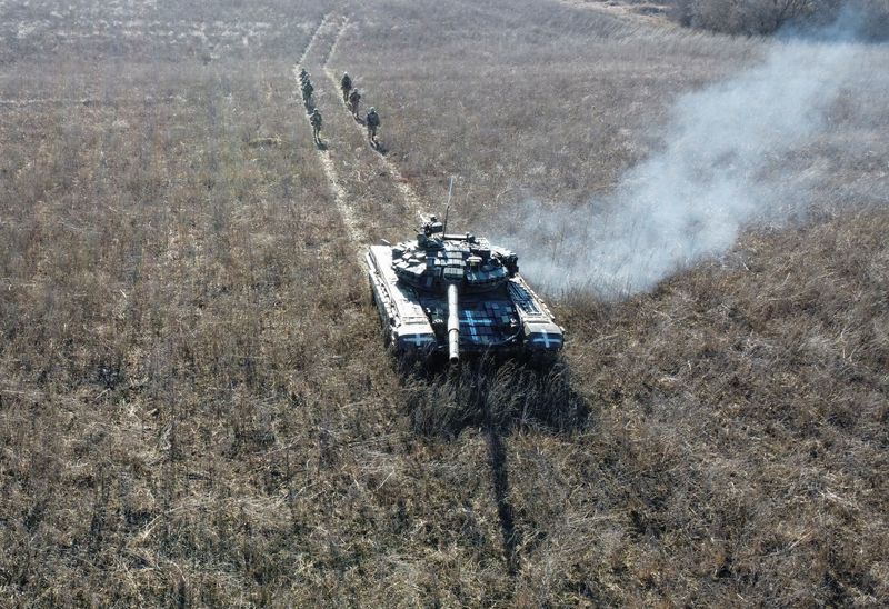 &copy; Reuters. جنود أوكرانيون يشاركون في تدريبات عسكرية بدبابات في منطقة خاركيف بأوكرانيا يوم 25 يناير كانون الثاني 2023. تصوير: فيتالي هنيدي - رويترز.