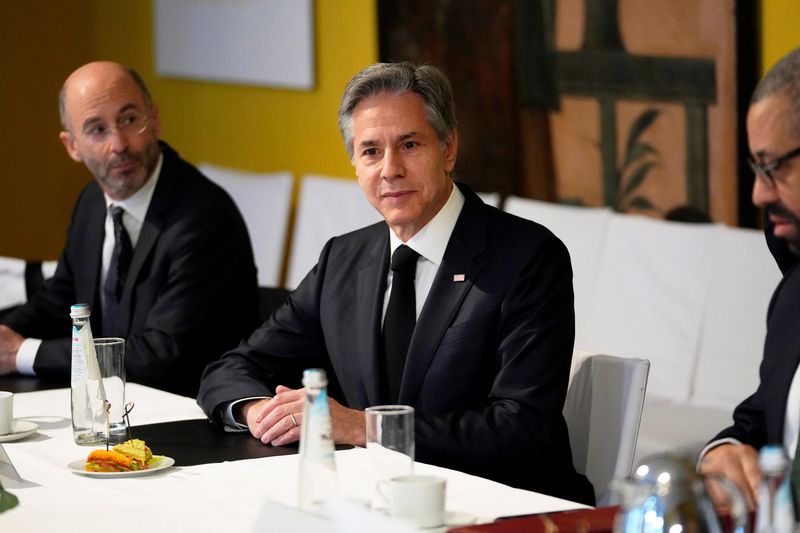 © Reuters. U.S. Secretary of State Antony Blinken sits down for a Meeting of the Transatlantic Quad with the Foreign Ministers of France, Germany and Britain at the Munich Security Conference in Munich, Germany, February 18, 2023. Petr David Josek/Pool via REUTERS