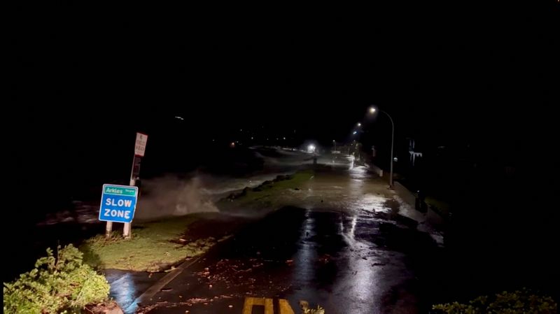 &copy; Reuters. منظر يظهر ارتفاع المد والجزر بسبب إعصار جابرييل في أوكلاند بنيوزلندا يوم 13 فبراير شباط2023. صورة لرويترز من مقطع مصور على مواقع التواصل الاجت