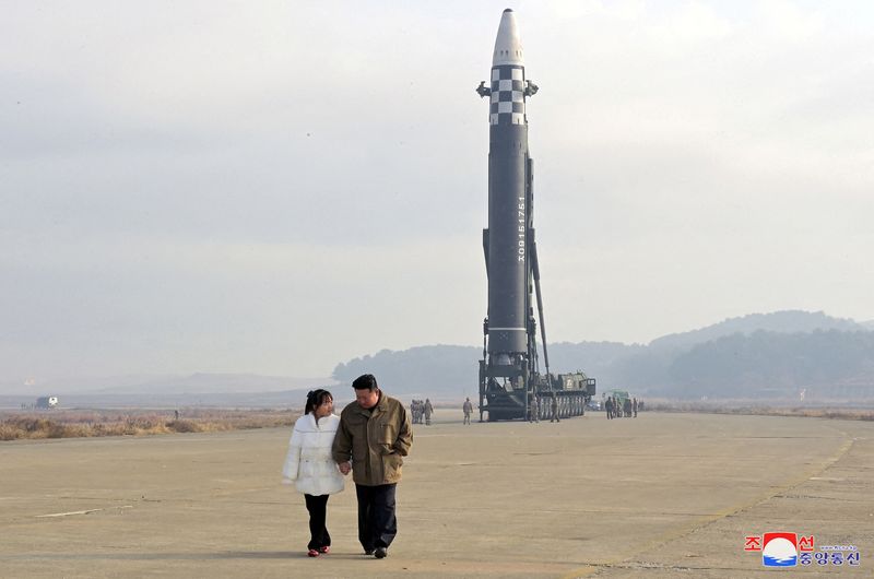 &copy; Reuters. 北朝鮮国営の朝鮮中央通信（ＫＣＮＡ）は１９日、前日に大陸間弾道ミサイル（ＩＣＢＭ）「火星１５」の抜き打ち発射訓練を行い、敵対勢力に対する「機動的で強力な反撃」の準備態勢を