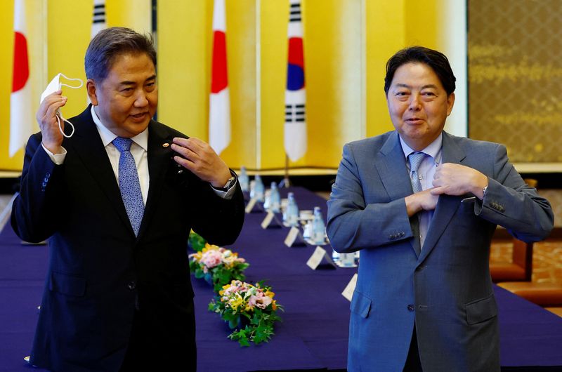 &copy; Reuters. وزيرا الخارجية الياباني يوشيماسا هاياشي والكوري الجنوبي بارك جين قبل اجتماع في طوكيو يوم 18 يوليو تموز 2022. صورة لرويترز من ممثل لوكالات الأن