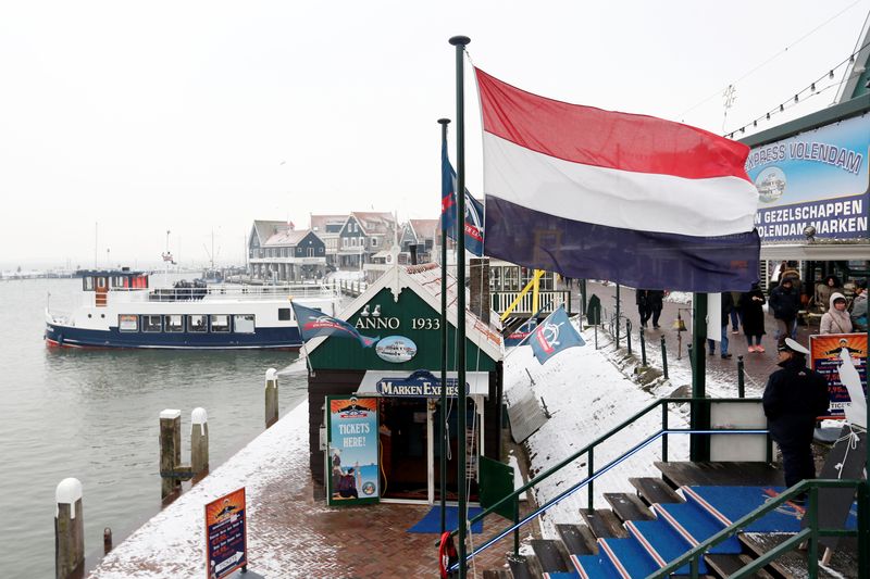 &copy; Reuters. Un drapeau néerlandais flotte dans le port de Volendam près d'Amsterdam. /Photo prise le 11 février 2017/REUTERS/François Lenoir