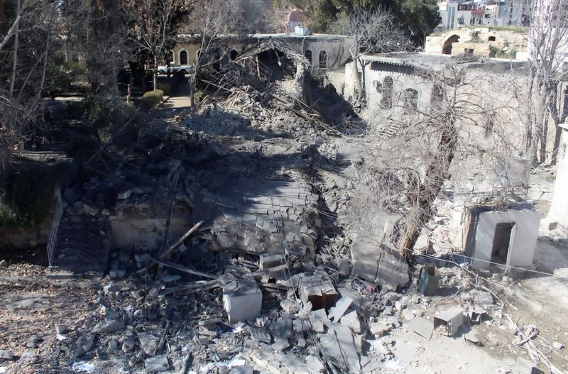 © Reuters. جانب من الدمار الذي شهدته قلعة دمشق في أعقاب ما قالت وسائل إعلام حكومية إنها غارات جوية إسرائيلية على سوريا يوم الأحد. تصوير: فراس مقدسي - رويترز