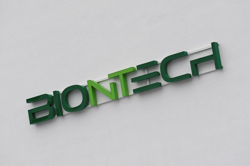 &copy; Reuters. Foto de archivo del logo de BioNTech en Marburg, Alemania 
Feb 2, 2023. REUTERS/Fabian Bimmer