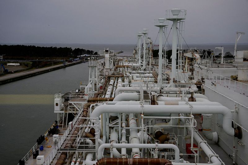 &copy; Reuters. منظر عام لسطح وحدة التخزين العائم في الافتتاح الرسمي لمحطة الغاز المسال في ميناء لوبمين بألمانيا في صورة لرويترز من ممثل لوكالات الأنباء.
