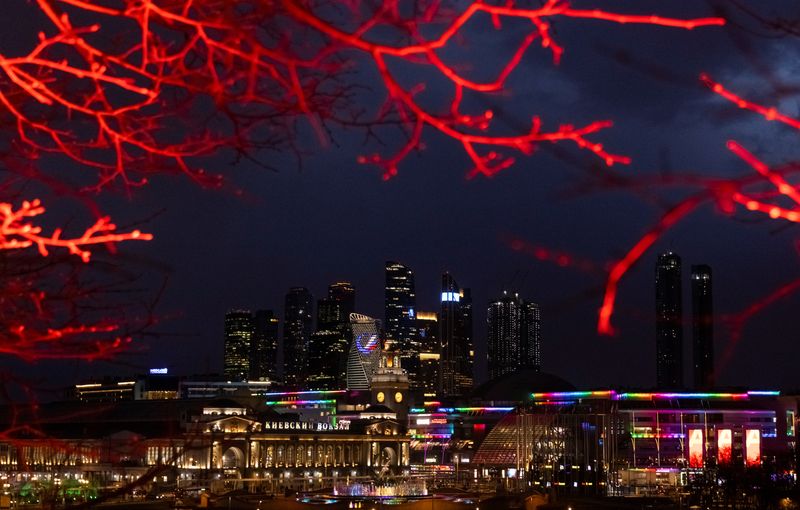 &copy; Reuters. FILE PHOTO: A general view on the Kievsky railway station and skyscrapers of Moskva-City business centre in Moscow, Russia April 29, 2022. REUTERS/Maxim Shemetov