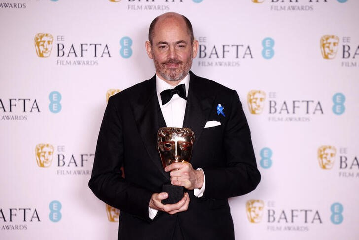 &copy; Reuters. Foto del domingo de Edward Berger posando con el premio a Mejor Director por 'All Quiet on the Western Front' en los premios BAFTA en el Royal Festival Hall en Londres 
Feb 19, 2023. REUTERS/Henry Nicholls
