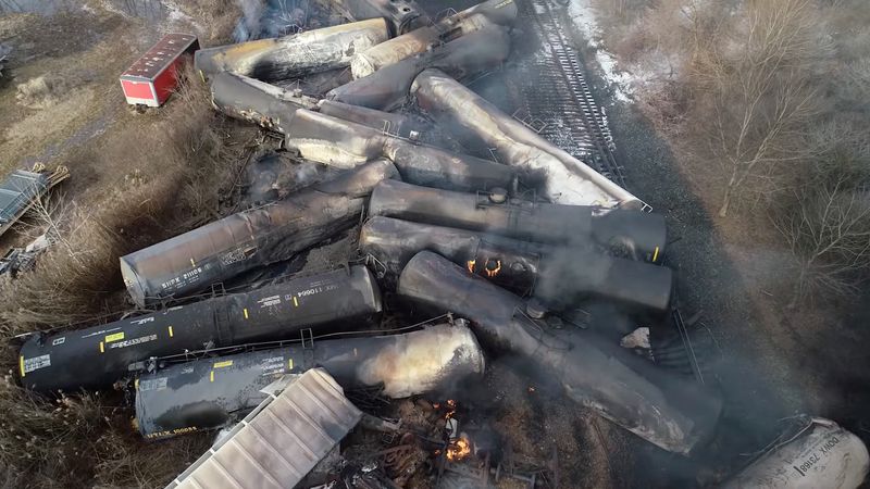 © Reuters. Drone footage shows the freight train derailment in East Palestine, Ohio, U.S., February 6, 2023 in this screengrab obtained from a handout video released by the NTSB. NTSBGov/Handout via REUTERS