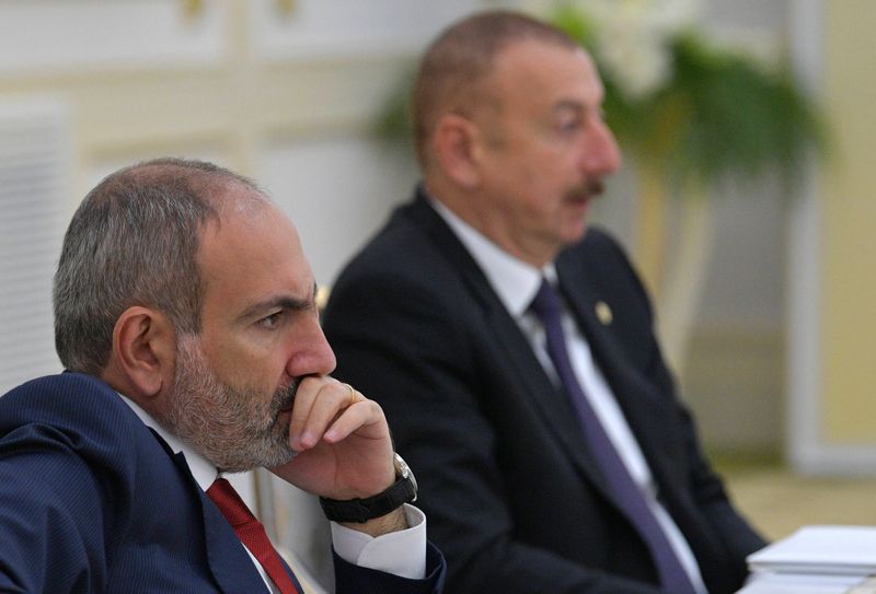 &copy; Reuters. 　２月１８日、アルメニアのパシニャン首相（左）とアゼルバイジャンのアリエフ大統領（右）は、ドイツで開かれた国際会議「ミュンヘン安全保障会議」に出席した際、係争地ナゴルノカ