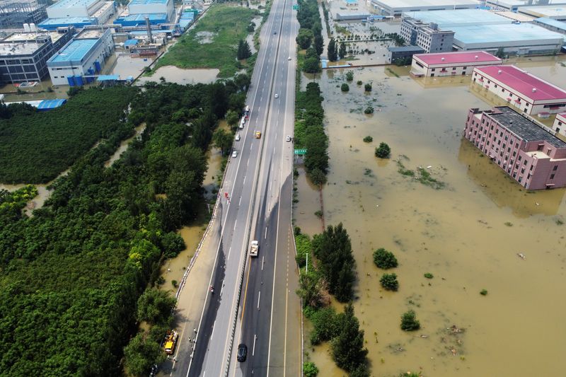 &copy; Reuters. FOTO DE ARCHIVO: Una vista aérea muestra edificios industriales inundados junto a una autopista tras fuertes lluvias en Xinxiang, provincia de Henan, China 24 de julio de 2021. Imagen tomada con un dron. REUTERS/Aly Song/Foto de archivo