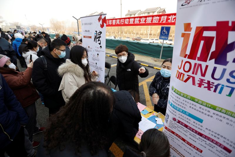 &copy; Reuters. Buscadores de empleo asisten a una feria de empleo en Pekín, China, el 16 de febrero de 2023. REUTERS/Florence Lo