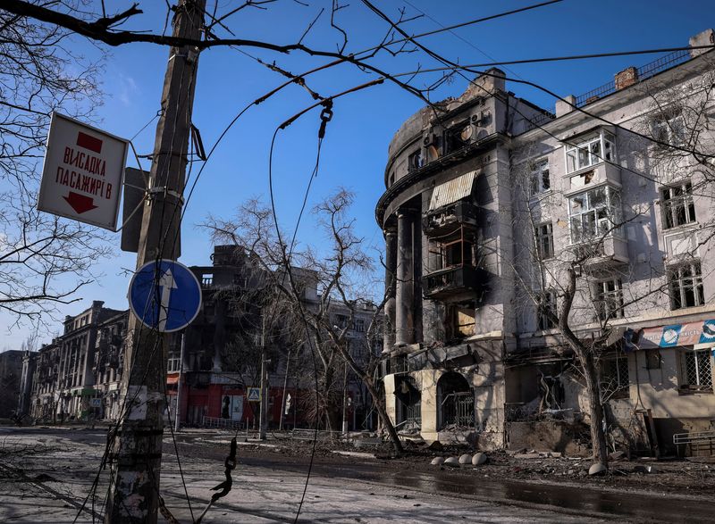 &copy; Reuters. Un edificio danneggiato da un bombardamento russo a Bakhmut, nella regione del Donetsk, in Ucraina. REUTERS/Yevhen Titov
