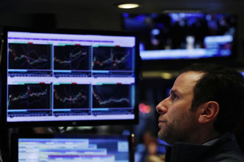 &copy; Reuters. Un trader travaille à la Bourse de Wall Street. /Photo prise le 13 décembre 2016/REUTERS/Lucas Jackson