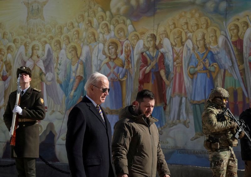 &copy; Reuters. Il presidente Usa Joe Biden e il presidente ucraino Volodymyr Zelensky nei pressi della cattedrale di San Michele a Kiev. REUTERS/Gleb Garanich 