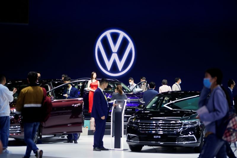 &copy; Reuters. FILE PHOTO: People visit the Volkswagen booth during a media day for the Auto Shanghai show in Shanghai, China April 19, 2021. REUTERS/Aly Song