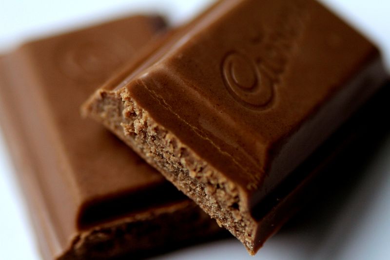 &copy; Reuters. FILE PHOTO: Cadbury chocolate is seen in this picture illustration taken July 18, 2017. REUTERS/Thomas White/Illustration/File Photo