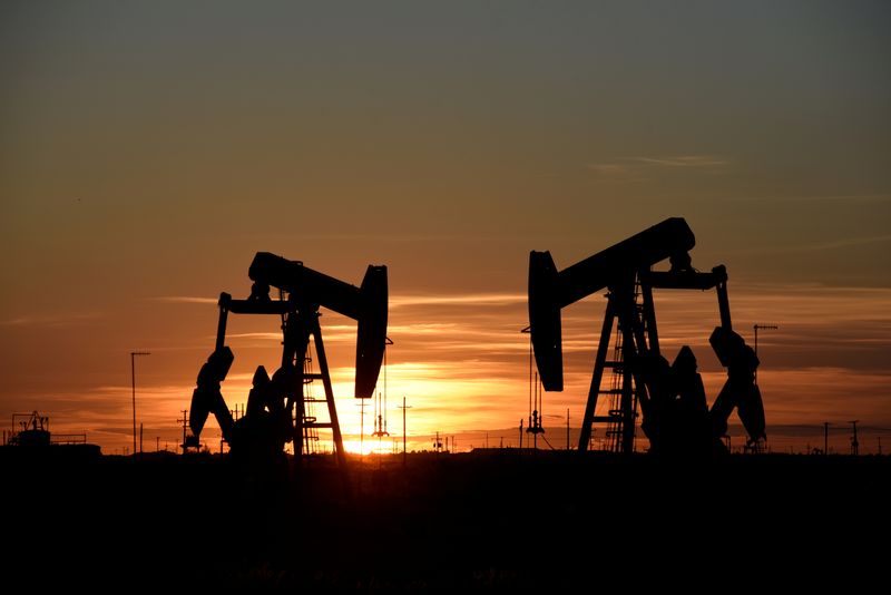 &copy; Reuters. FOTO ARCHIVO: Balancines petroleros operan al atardecer en un campo de crudo en Midland, Texas, Estados Unidos. 22 de agosto, 2018. REUTERS/Nick Oxford/Archivo