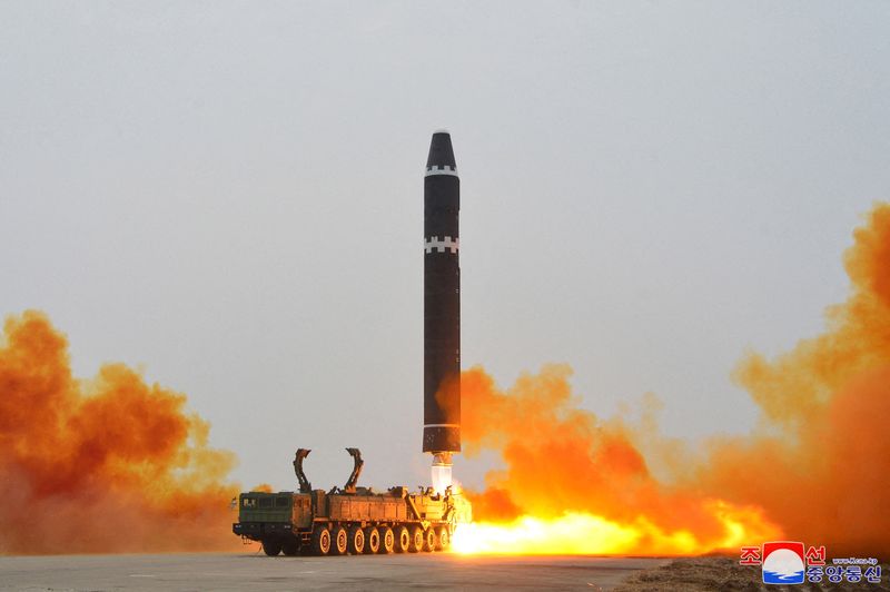 © Reuters. A Hwasong-15 intercontinental ballistic missile (ICBM) is launched at Pyongyang International Airport, in Pyongyang, North Korea February 18, 2023 in this photo released by North Korea's Korean Central News Agency (KCNA). KCNA via REUTERS 