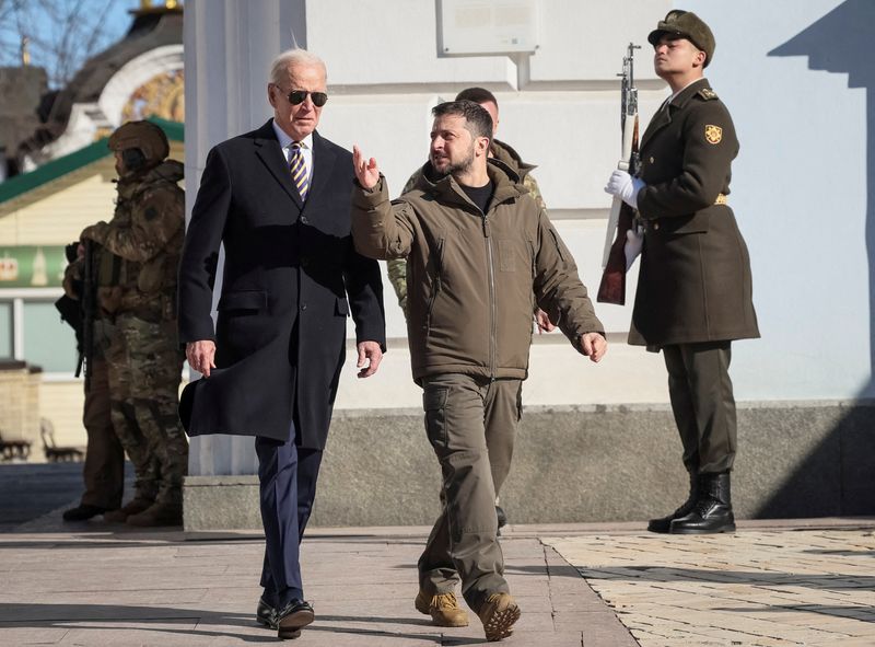 &copy; Reuters. El presidente de Estados Unidos, Joe Biden, y el presidente de Ucrania, Volodímir Zelenski, caminan junto a la catedral de San Miguel, en medio del ataque de Rusia a Ucrania, en Kiev, Ucrania. 20 de febrero de 2023. REUTERS/Gleb Garanich