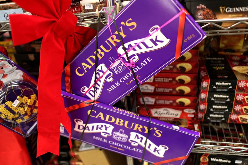 © Reuters. FILE PHOTO: Cadbury chocolates are seen on display at British themed shop Myers of Keswick in Manhattan in New York City, New York, U.S., December 10, 2018. REUTERS/Mike Segar/File Photo