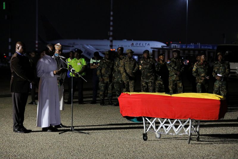 &copy; Reuters. Corpo do jogador de futebol Christian Atsu, morto no terremoto que atingiu a Turquia, chega ao aeroporto de Accra, capital de Gana
19/02/2023 REUTERS/Francis Kokoroko