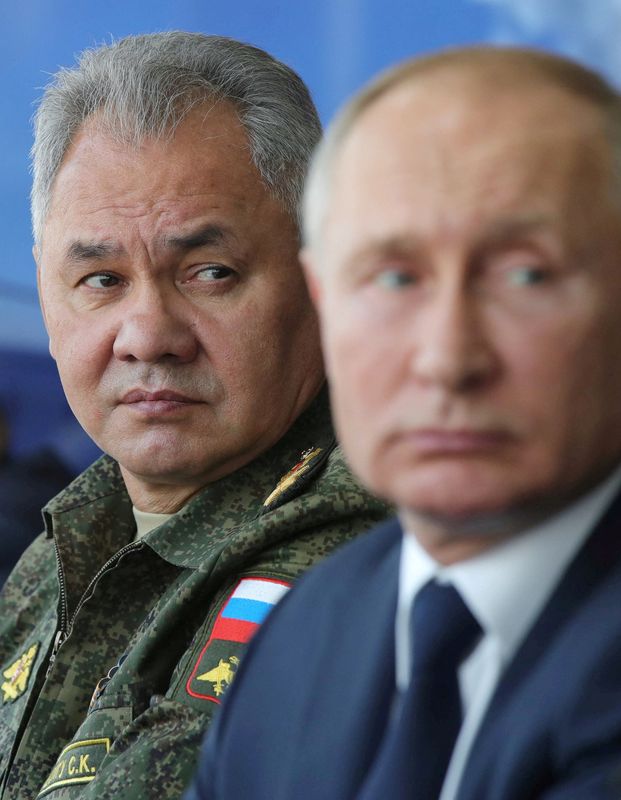 &copy; Reuters. Presidente da Rússia, Vladimir Putin, ao lado do ministro da Defesa russo, Sergei Shoigu, em inspeção a exercícios militares na região de Astrakhan, na Rússia
25/09/2020 Sputnik/Mikhail Klimentyev/Kremlin via REUTERS