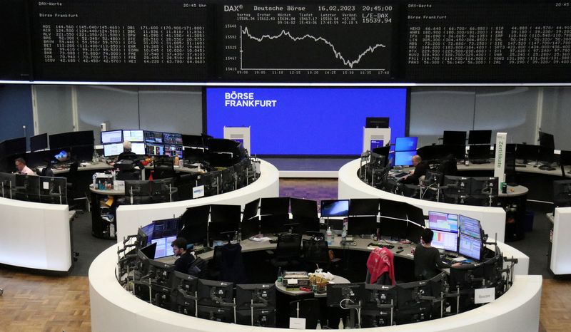 &copy; Reuters. لوحة إلكترونية تعرض مؤشر داكس الألماني في بورصة فرانكفورت بألمانيا يوم 16 فبراير شباط 2023. تصوير: رويترز.