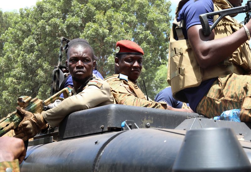 &copy; Reuters. Capitaine Ibrahim Traoré est escorté par des soldats à Ouagadougou, Burkina Faso. /Photo prise le 2 octobre 2022/REUTERS/Vincent Bado