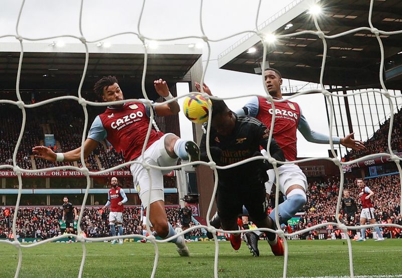 &copy; Reuters. Eddie Nketiah, do Arsenal, disputa bola com Tyrone Mings, do Aston Villa, durante partida do Campeonato Inglês
18/02/2023 REUTERS/Hannah Mckay