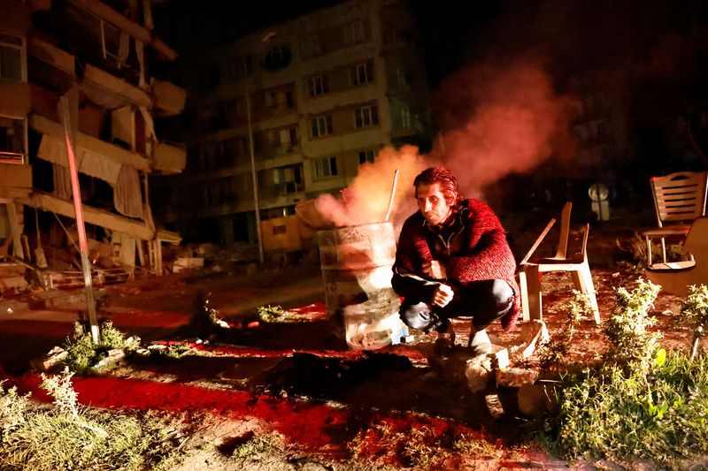 © Reuters. Un homme près des bâtiments endommagés après un tremblement de terre à Antakya dans la province de Hatay, Turquie. /Photo prise le 20 février 2023/REUTERS/Clodagh Kilcoyne