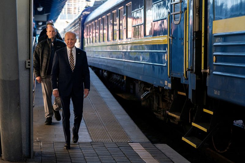&copy; Reuters. الرئيس الأمريكي جو بايدن يصل إلى محطة القطارات  في كييف أثناء زيارة سرية لأوكرانيا يوم الاثنين. صورة من ممثل لوكالات الأنباء .