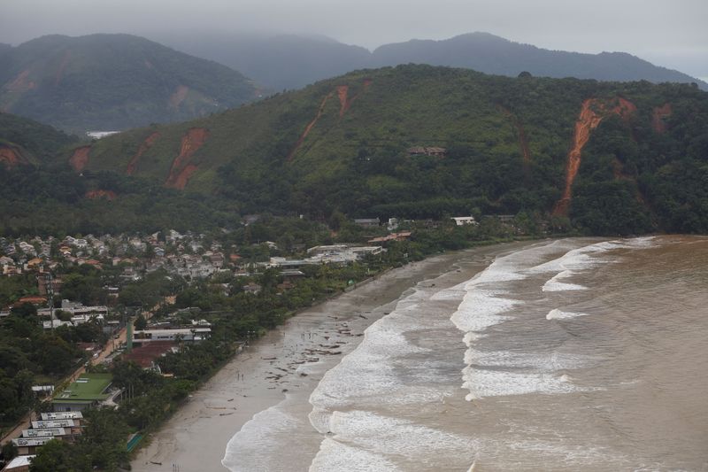 &copy; Reuters.     ブラジル南東部で豪雨による洪水が発生し、２０日時点で死者が４０人に達している。写真はルラ大統領が視察に訪れた被災地の沿岸都市サンセバスチアン、２０日撮影（２０２３年　