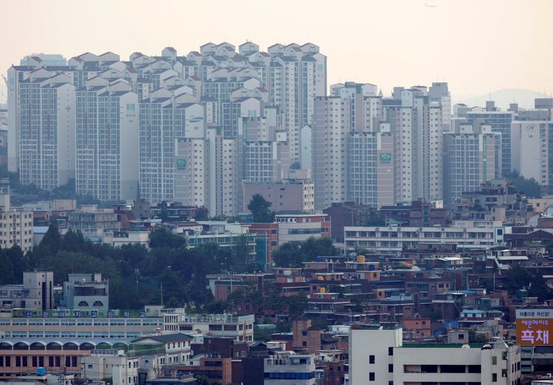 &copy; Reuters. FILE PHOTO: Houses are seen in Seoul August 1, 2012. REUTERS/Lee Jae-Won 