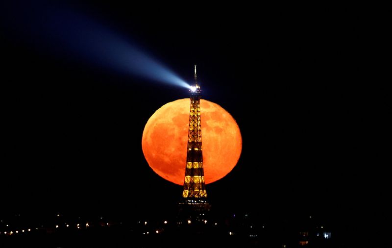 &copy; Reuters. FILE PHOTO: The full moon, known as the "Super Pink Moon" rises behind the Eiffel Tower in Paris, France, April 27, 2021.   REUTERS/Christian Hartmann/File Photo/File Photo