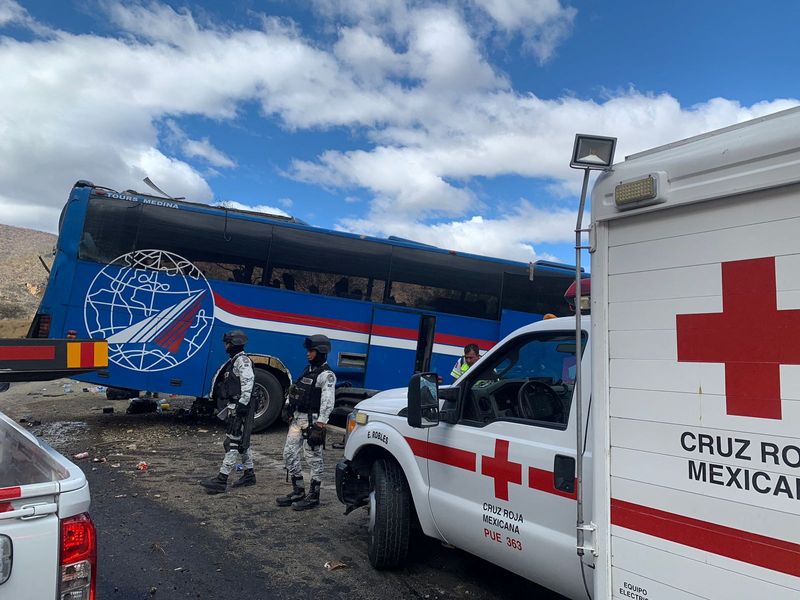 &copy; Reuters. عناصر من الحرس الوطني يقفون بجوار الحافلة التي تحطمت في ولاية بويبلا بوسط المكسيك يوم الاثنين . صورة حصلت عليها رويترز من طرف ثالث يحظر إعاد